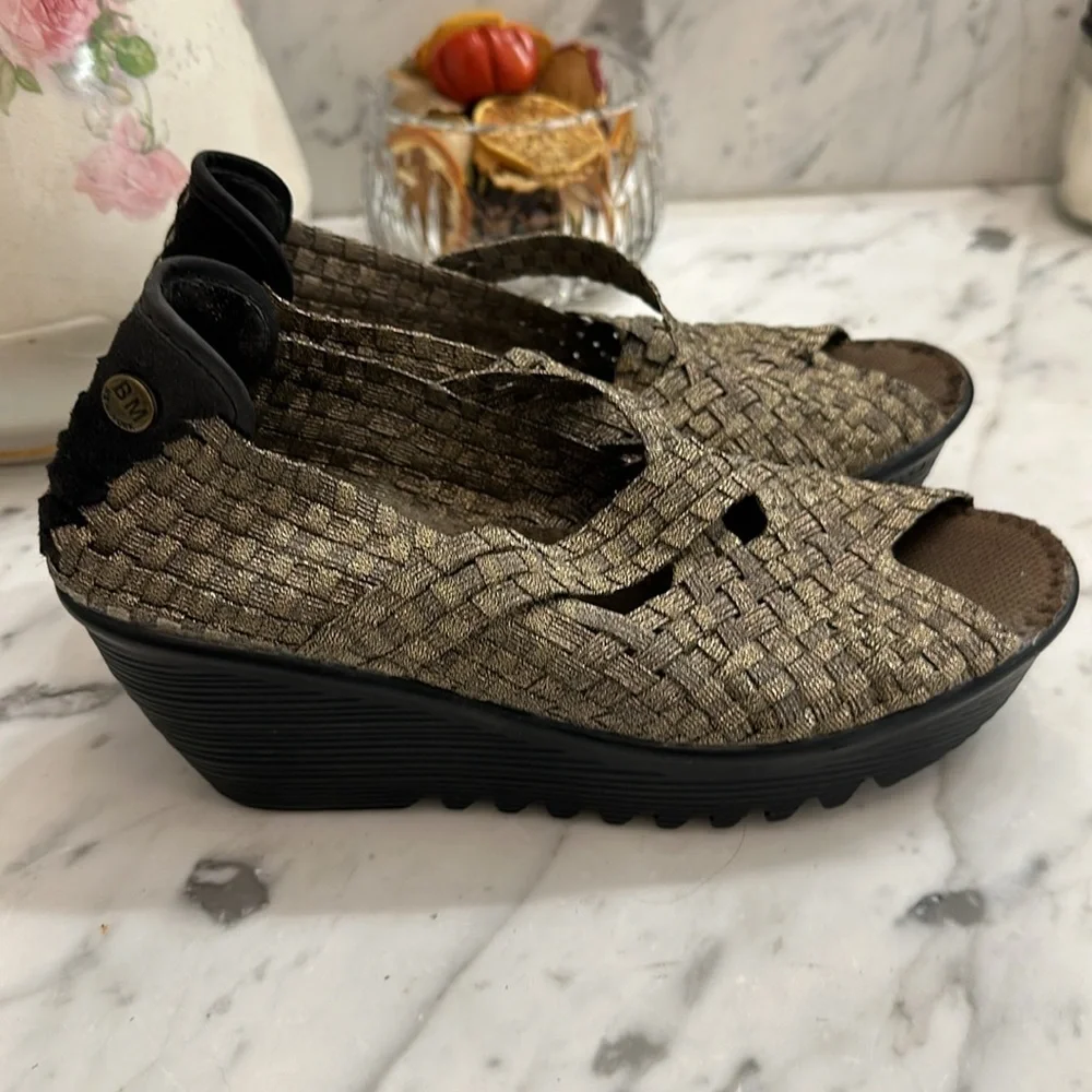 Bernie Mev Platform Wedge Metallic Black/Gold Stretch Top Sz 37 worn a few times